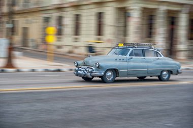 HAVANA, CUBA - 20 Ekim 2017: Havana Eski Şehir ve Eski Taksi Aracı ile Malecon Bölgesi. Küba. Döndürme.