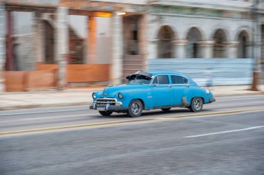HAVANA, CUBA - 20 Ekim 2017: Havana Eski Şehir ve Eski Taksi Aracı ile Malecon Bölgesi. Küba. Döndürme.