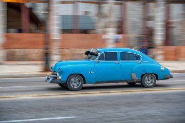 HAVANA, CUBA - 20 Ekim 2017: Havana Eski Şehir ve Eski Taksi Aracı ile Malecon Bölgesi. Küba. Döndürme.