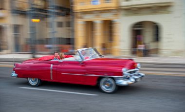 HAVANA, CUBA - 20 Ekim 2017: Havana Eski Şehir ve Eski Taksi Aracı ile Malecon Bölgesi. Küba. Döndürme.