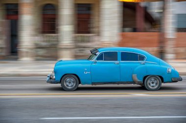 HAVANA, CUBA - 20 Ekim 2017: Havana Eski Şehir ve Eski Taksi Aracı ile Malecon Bölgesi. Küba. Döndürme.