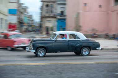 HAVANA, CUBA - 20 Ekim 2017: Havana Eski Şehir ve Eski Taksi Aracı ile Malecon Bölgesi. Küba. Döndürme.