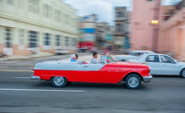 HAVANA, CUBA - 20 Ekim 2017: Havana Eski Şehir ve Eski Taksi Aracı ile Malecon Bölgesi. Küba. Döndürme.