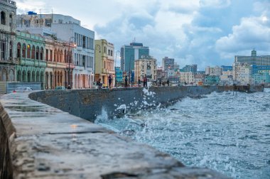 HAVANA, CUBA - 20 Ekim 2017: Havana Eski Kenti ve Karayip Deniz Dalgaları ile Malecon Bölgesi.
