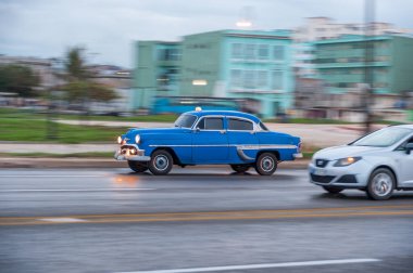 HAVANA, CUBA - 20 Ekim 2017: Havana Eski Şehir ve Eski Taksi Aracı ile Malecon Bölgesi. Küba. Döndürme.