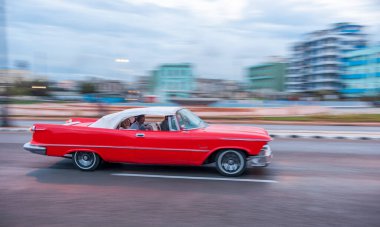 HAVANA, CUBA - 20 Ekim 2017: Havana Eski Şehir ve Eski Taksi Aracı ile Malecon Bölgesi. Küba. Döndürme.