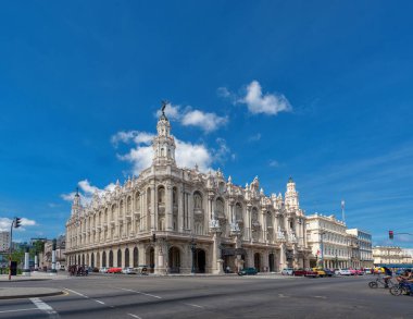 HAVANA, CUBA - 20 Ekim 2017: Havana Eski Kasabası ve Arka plandaki Centro Gallego Binası. Ayrıca Gran Teatro de La Havana olarak da bilinir.