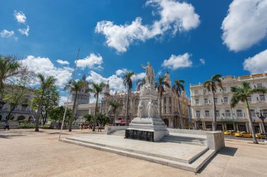 HAVANA, CUBA - 20 Ekim 2017: Havana 'daki Havana Eski Şehir Cetral Parkı Jose Marti ve Jose Vivalta heykeli