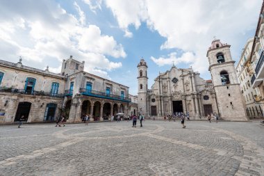 HAVANA, CUBA - 23 Ekim 2017: Havana Eski Kasabası ve Arka plan Katedrali. Katedral Meydanı