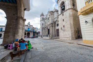 HAVANA, CUBA - 23 Ekim 2017: Havana Eski Kasabası ve Arka plan Katedrali. Katedral Meydanı