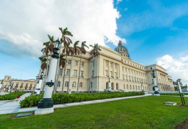 HAVANA, CUBA - 23 Ekim 2017: Havana Eski Kent ve Arkaplanda Meclis.