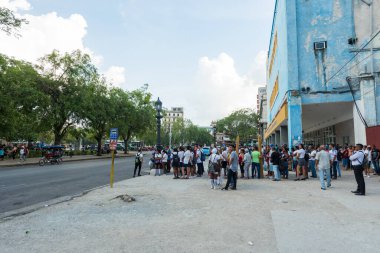 HAVANA, CUBA - 23 Ekim 2017: Havana Eski Şehir ve Birçok İnsanla Otobüs Durağı.