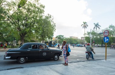HAVANA, CUBA - 23 Ekim 2017: Havana Eski Kasabası ve İnsanlarla Trafik