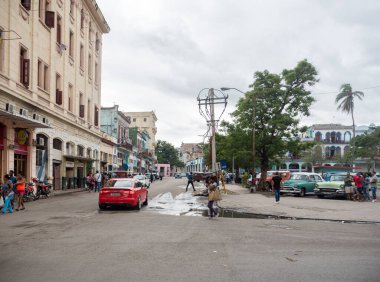 HAVANA, CUBA - 25 Ekim 2017: Havana Cityscape ve Şatafatlı Havana Şehir Arkaplanındaki Audi Car