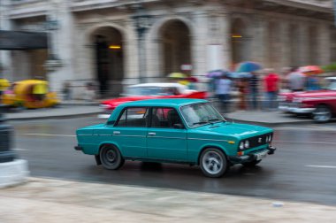 HAVANA, CUBA - 21 Ekim 2017: Havana, Küba 'da eski tarz Retro Car. Turistler ve yerel halk için toplu taşıma aracı. Lada Mavi Rengi