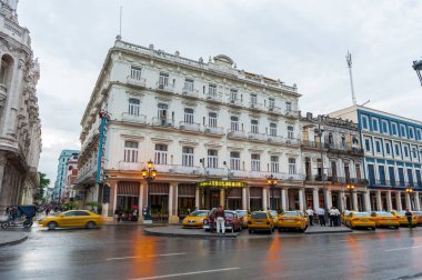 HAVANA, CUBA - 21 Ekim 2017: Havana Ctyscape with Yellow Taxi Car in Background and Hotel. Central Park Alanı.