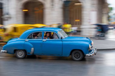 HAVANA, CUBA - 21 Ekim 2017: Havana, Küba 'da eski tarz Retro Car. Askeri Araç. Mavi Renk