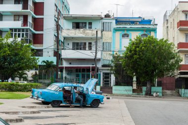 HAVANA, CUBA - 21 Ekim 2017: Havana, Küba 'daki eski araba. Yerel halk tamir etmeye çalışıyor..