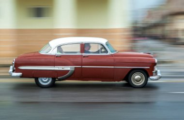 HAVANA, CUBA - 21 Ekim 2017: Havana, Küba 'daki eski araba. Pannnig. Retro Araç genellikle yerel halk ve turistler için bir taksi olarak kullanılır. Kırmızı Renk