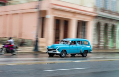 HAVANA, CUBA - 21 Ekim 2017: Havana, Küba 'daki eski araba. Pannnig. Retro Araç genellikle yerel halk ve turistler için bir taksi olarak kullanılır. Mavi Renk