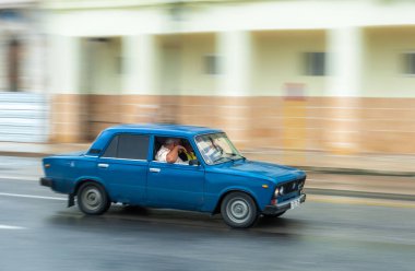 HAVANA, CUBA - 21 Ekim 2017: Havana, Küba 'daki eski araba. Pannnig. Retro Araç genellikle yerel halk ve turistler için bir taksi olarak kullanılır. Mavi Lada