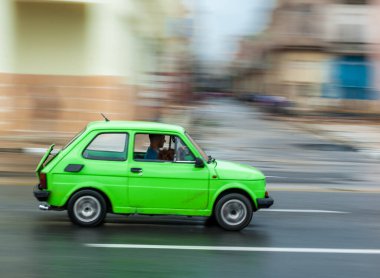 HAVANA, CUBA - 21 Ekim 2017: Havana, Küba 'daki eski araba. Pannnig. Retro Araç genellikle yerel halk ve turistler için bir taksi olarak kullanılır. Yeşil Renk