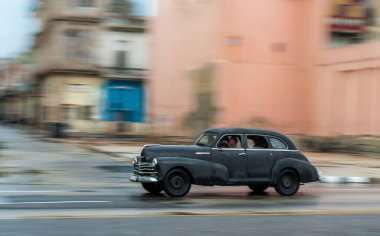 HAVANA, CUBA - 21 Ekim 2017: Havana, Küba 'daki eski araba. Pannnig. Retro Araç genellikle yerel halk ve turistler için bir taksi olarak kullanılır. Siyah Renk