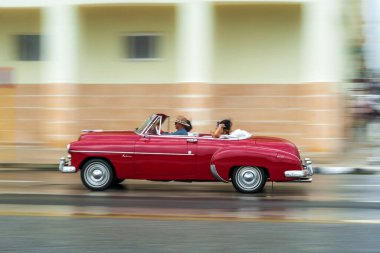 HAVANA, CUBA - 21 Ekim 2017: Havana, Küba 'daki eski araba. Pannnig. Retro Araç genellikle yerel halk ve turistler için bir taksi olarak kullanılır. Kırmızı Renk