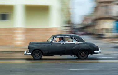 HAVANA, CUBA - 21 Ekim 2017: Havana, Küba 'daki eski araba. Pannnig. Retro Araç genellikle yerel halk ve turistler için bir taksi olarak kullanılır. Siyah Renk