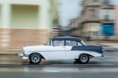 HAVANA, CUBA - 21 Ekim 2017: Havana, Küba 'daki eski araba. Pannnig. Retro Araç genellikle yerel halk ve turistler için bir taksi olarak kullanılır. Beyaz Renk