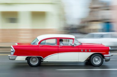 HAVANA, CUBA - 21 Ekim 2017: Havana, Küba 'daki eski araba. Pannnig. Retro Araç genellikle yerel halk ve turistler için bir taksi olarak kullanılır. Kırmızı Renk