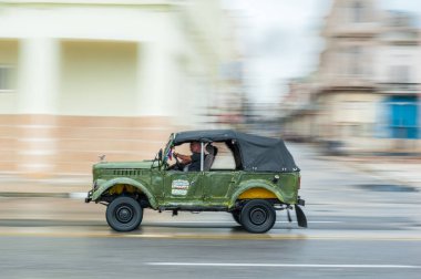 HAVANA, CUBA - 21 Ekim 2017: Havana, Küba 'daki eski araba. Pannnig. Retro Araç genellikle yerel halk ve turistler için bir taksi olarak kullanılır..