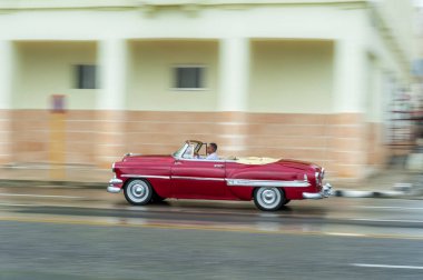 HAVANA, CUBA - 21 Ekim 2017: Havana, Küba 'daki eski araba. Pannnig. Retro Araç genellikle yerel halk ve turistler için bir taksi olarak kullanılır. Kırmızı Renk