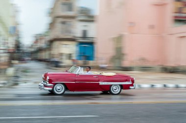 HAVANA, CUBA - 21 Ekim 2017: Havana, Küba 'daki eski araba. Pannnig. Retro Araç genellikle yerel halk ve turistler için bir taksi olarak kullanılır. Kırmızı Renk