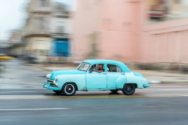 HAVANA, CUBA - 21 Ekim 2017: Havana, Küba 'daki eski araba. Pannnig. Retro Araç genellikle yerel halk ve turistler için bir taksi olarak kullanılır. Mavi Renk