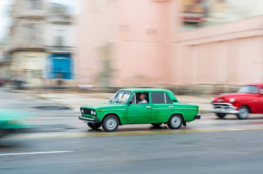 HAVANA, CUBA - 21 Ekim 2017: Havana, Küba 'daki eski araba. Pannnig. Retro Araç genellikle yerel halk ve turistler için bir taksi olarak kullanılır. Yeşil Renkli Lada