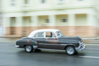 HAVANA, CUBA - 21 Ekim 2017: Havana, Küba 'daki eski araba. Pannnig. Retro Araç genellikle yerel halk ve turistler için bir taksi olarak kullanılır. Siyah Renk