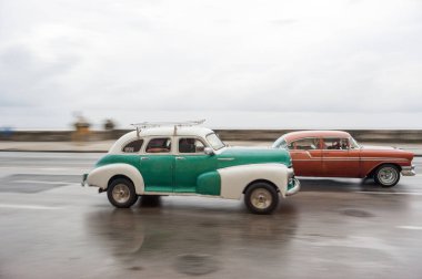 HAVANA, CUBA - 21 Ekim 2017: Havana, Küba 'daki eski araba. Pannnig. Retro Araç genellikle yerel halk ve turistler için bir taksi olarak kullanılır..