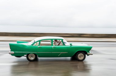 HAVANA, CUBA - 21 Ekim 2017: Havana, Küba 'daki eski araba. Pannnig. Retro Araç genellikle yerel halk ve turistler için bir taksi olarak kullanılır. Yeşil Renk