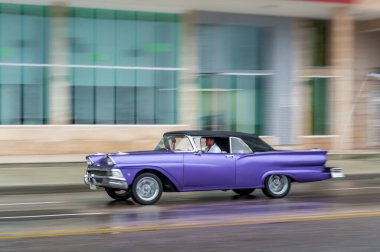 HAVANA, CUBA - 21 Ekim 2017: Havana, Küba 'daki eski araba. Pannnig. Retro Araç genellikle yerel halk ve turistler için bir taksi olarak kullanılır. Mavi Renk