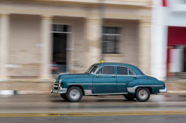 HAVANA, CUBA - 21 Ekim 2017: Havana, Küba 'daki eski araba. Pannnig. Retro Araç genellikle yerel halk ve turistler için bir taksi olarak kullanılır. Mavi Renk