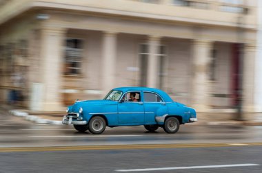 HAVANA, CUBA - 21 Ekim 2017: Havana, Küba 'daki eski araba. Pannnig. Retro Araç genellikle yerel halk ve turistler için bir taksi olarak kullanılır. Mavi Renk