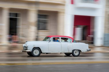 HAVANA, CUBA - 21 Ekim 2017: Havana, Küba 'daki eski araba. Pannnig. Retro Araç genellikle yerel halk ve turistler için bir taksi olarak kullanılır. Beyaz Renk