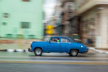 HAVANA, CUBA - 21 Ekim 2017: Havana, Küba 'daki eski araba. Pannnig. Retro Araç genellikle yerel halk ve turistler için bir taksi olarak kullanılır. Mavi Renk