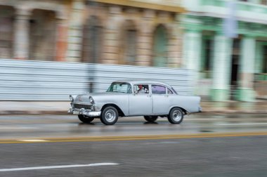 HAVANA, CUBA - 21 Ekim 2017: Havana, Küba 'daki eski araba. Pannnig. Retro Araç genellikle yerel halk ve turistler için bir taksi olarak kullanılır. Gri Renk