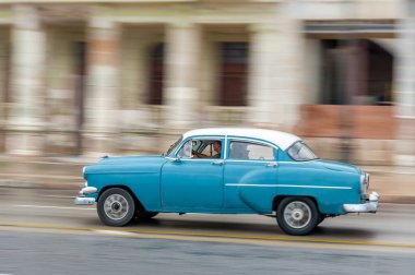 HAVANA, CUBA - 21 Ekim 2017: Havana, Küba 'daki eski araba. Pannnig. Retro Araç genellikle yerel halk ve turistler için bir taksi olarak kullanılır. Mavi Renk