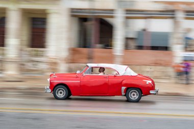 HAVANA, CUBA - 21 Ekim 2017: Havana, Küba 'daki eski araba. Pannnig. Retro Araç genellikle yerel halk ve turistler için bir taksi olarak kullanılır. Kırmızı Renk