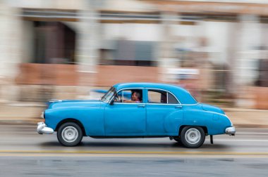 HAVANA, CUBA - 21 Ekim 2017: Havana, Küba 'daki eski araba. Pannnig. Retro Araç genellikle yerel halk ve turistler için bir taksi olarak kullanılır. Mavi Renk