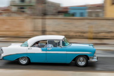 HAVANA, CUBA - 21 Ekim 2017: Havana, Küba 'daki eski araba. Pannnig. Retro Araç genellikle yerel halk ve turistler için bir taksi olarak kullanılır. Mavi Renk