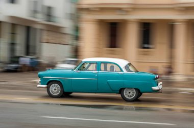 HAVANA, CUBA - 21 Ekim 2017: Havana, Küba 'daki eski araba. Pannnig. Retro Araç genellikle yerel halk ve turistler için bir taksi olarak kullanılır. Mavi Renk